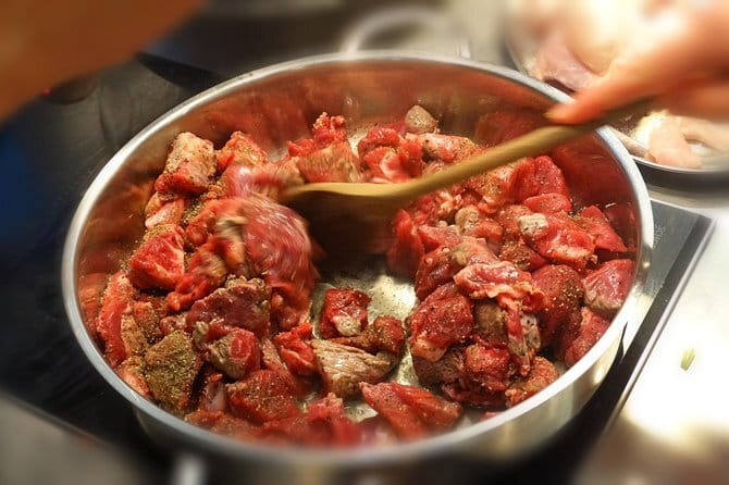 Tuscan Cooking Class and Dinner in Florence - Walking across the Arno to the cooking school