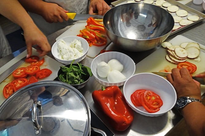 Tuscan Cooking Class and Dinner in Florence - Getting to the meeting point near Piazza Santa Trinita (and why timing matters)