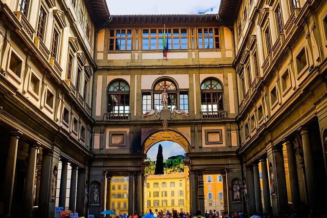 Uffizi Gallery: Entry tickets + audio guide - Guided tour option: what you gain under the Giotto statue